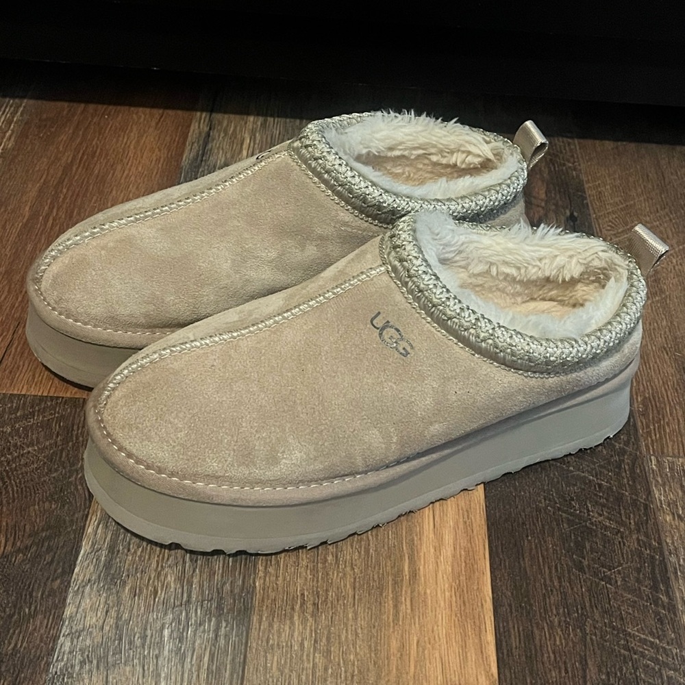 EUC UGG Women’s Platform Suede Moccasin/Clog with fur inside Size 8! - Picture 15 of 16